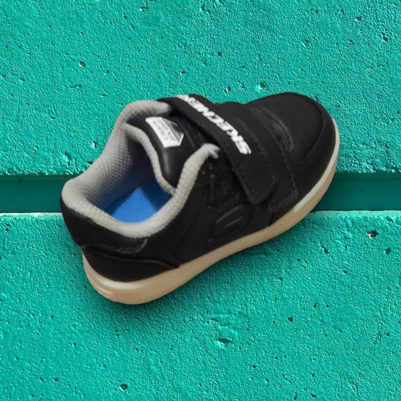 Sketchers, Size 5, Color Black - Picture 4 of 4